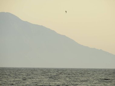 Dağ silsilesi ile deniz manzarası 