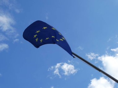 Gökyüzü arka planında Avrupa Birliği bayrağı 