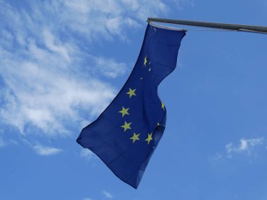 Gökyüzü arka planında Avrupa Birliği bayrağı 