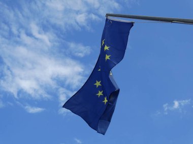 Gökyüzü arka planında Avrupa Birliği bayrağı 