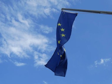 Gökyüzü arka planında Avrupa Birliği bayrağı 