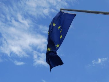 Gökyüzü arka planında Avrupa Birliği bayrağı 
