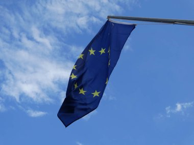 Gökyüzü arka planında Avrupa Birliği bayrağı 