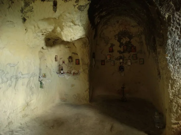 保加利亚 Khan Krum 附近的岩石修道院内部 — 图库照片