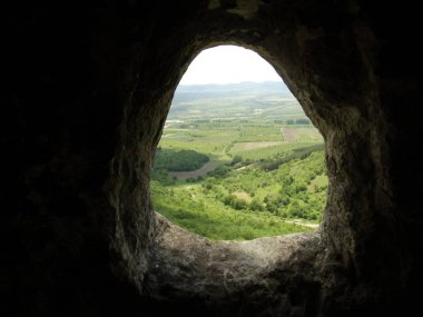 Khan Krum, Bulgaristan yakınlarındaki bir kaya Manastırı delikten görünüm