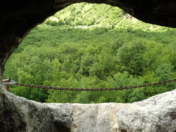 Θέα Από Μια Τρύπα Του Βράχου Μοναστήρι Κοντά Khan Κρουμ — Φωτογραφία Αρχείου