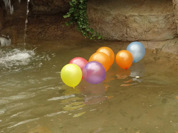 Kleurrijke Ballonnen Het Water — Stockfoto