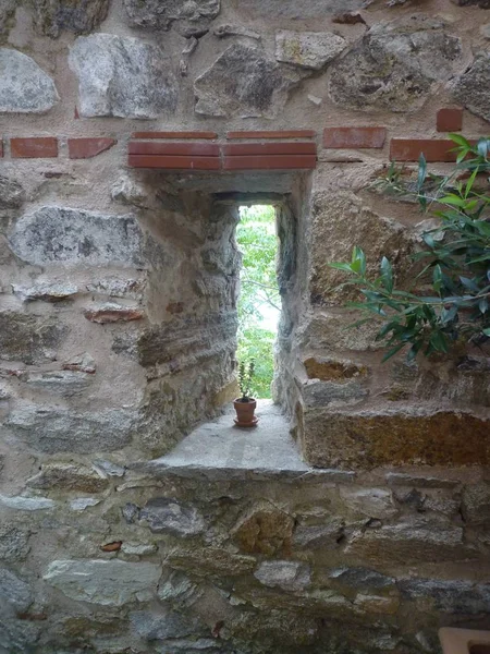 石垣の中の小さな窓 — ストック写真