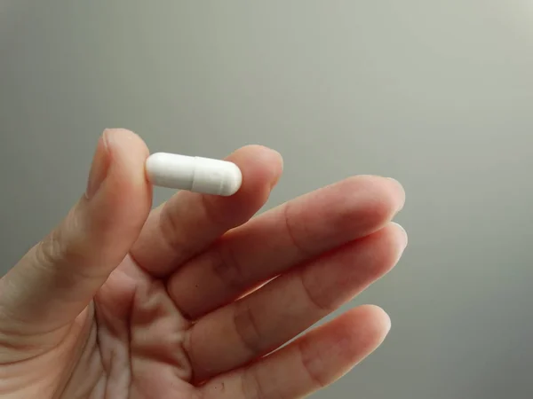 Finger Mit Medizinischer Pille — Stockfoto