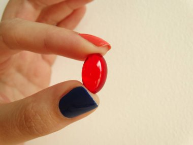 parmak tıbbi hap tutarak