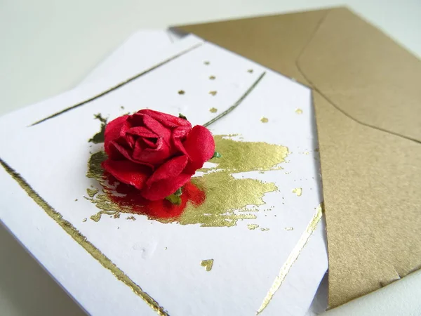 Otwarta Koperta Małą Kartą Świąteką Czerwoną Różą — Zdjęcie stockowe