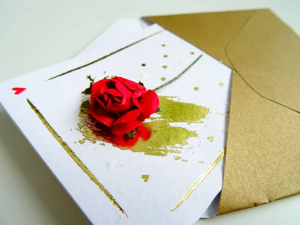 Offener Umschlag Mit Einer Kleinen Urlaubskarte Mit Roter Rose — Stockfoto