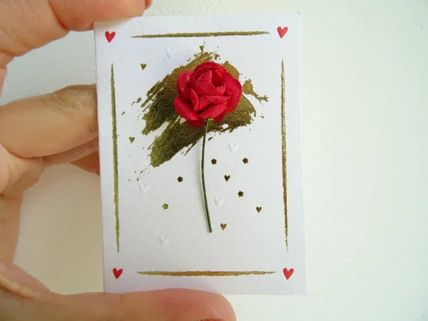 Female Hand Holding Small Holiday Card Red Rose — Stock Photo, Image