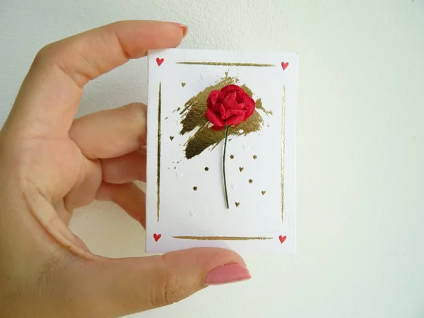 Жіноча Рука Тримає Невелику Святкову Картку Червоною Трояндою — стокове фото