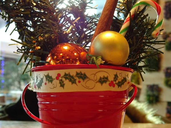Weihnachtseimer Mit Glänzenden Roten Und Goldenen Kugeln — Stockfoto