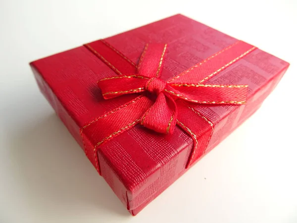 Caixa Presente Vermelha Isolada Com Arco Vermelho — Fotografia de Stock