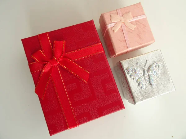 Rode Roze Zilveren Geschenkdozen — Stockfoto