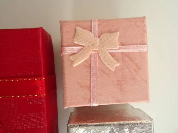 ピンク シルバーのギフトボックス — ストック写真