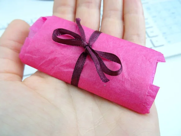 Presente Rosa Com Arco Claret Uma Mão — Fotografia de Stock