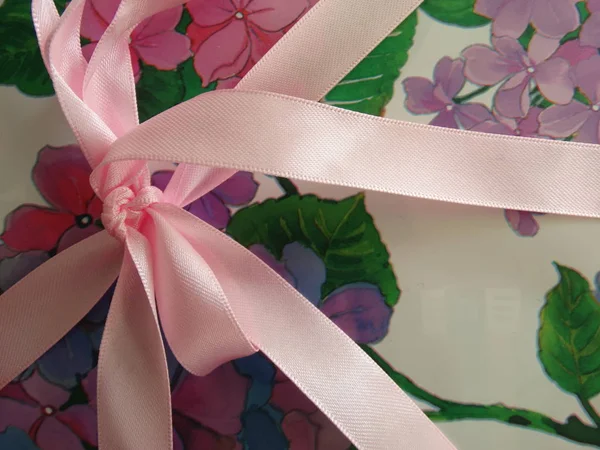 五颜六色的礼品盒上的粉红弓 — 图库照片