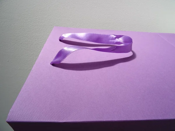 Bir Violet Hediye Kağıt Çanta Kolu — Stok fotoğraf