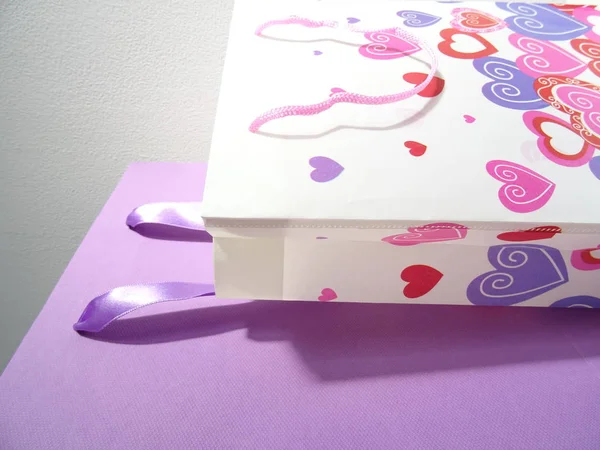 紫色とカラフルな心を持つ白いギフトバッグ — ストック写真