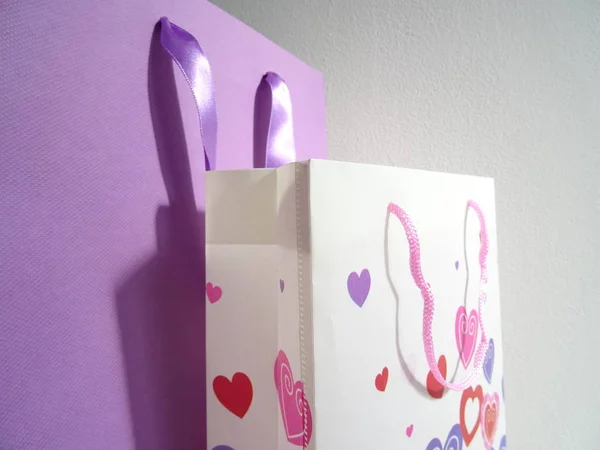 紫罗兰和白色礼品袋与五颜六色的心 — 图库照片
