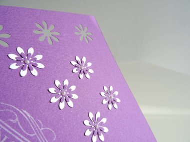 Beyaz çiçekler el yapımı Menekşe tebrik kartı