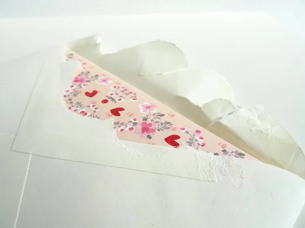 開いた封筒から現れ心を持つピンクのラブレター — ストック写真