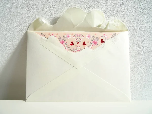 開いた封筒から現れ心を持つピンクのラブレター — ストック写真