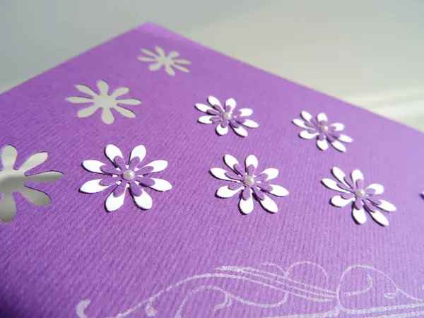手工制作的紫罗兰假日卡与白色花 — 图库照片