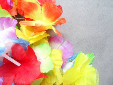 Renkli çiçeklerle Hawaiian kolye