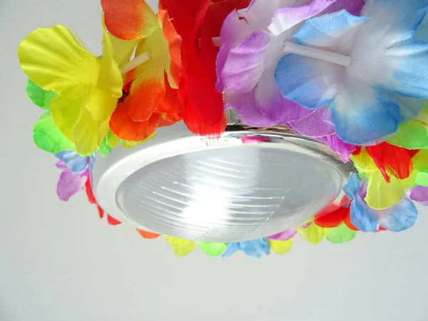 Collier Hawaïen Avec Des Fleurs Colorées Autour Lampe — Photo