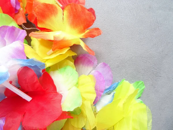 Renkli çiçeklerle Hawaiian kolye