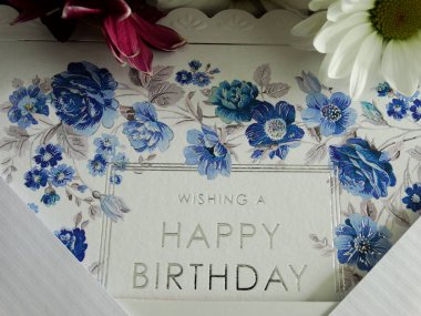 Mutlu doğum günü kartı mavi çiçekli beyaz zarfı