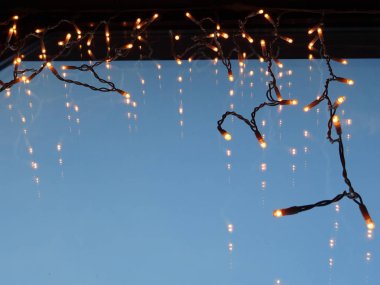 Bir pencerede yansıtan Noel ışıkları