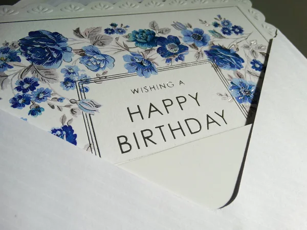 Vitt Kuvert Med Ett Grattiskort Med Blå Blommor — Stockfoto