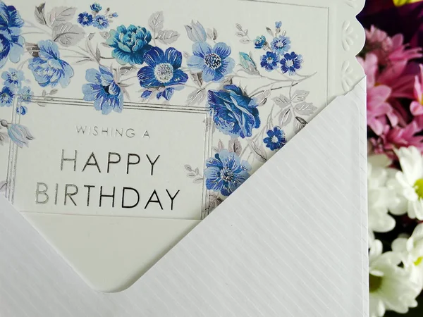 Białe Koperty Karta Urodzinowa Niebieskie Kwiaty — Zdjęcie stockowe