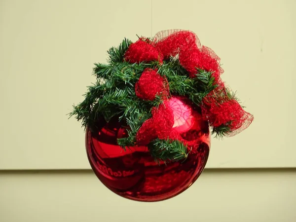 Gigante Pendurado Red Christmas Tree Ball — Fotografia de Stock