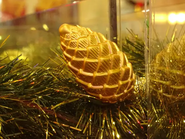 Cono Conifere Oro Decorazione Natale — Foto Stock