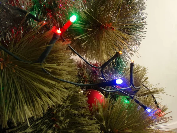 Kleurrijke Kerstverlichting Een Kerstboom — Stockfoto