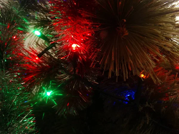 Πολύχρωμα Χριστουγεννιάτικα Φωτάκια Ένα Χριστουγεννιάτικο Δέντρο — Φωτογραφία Αρχείου