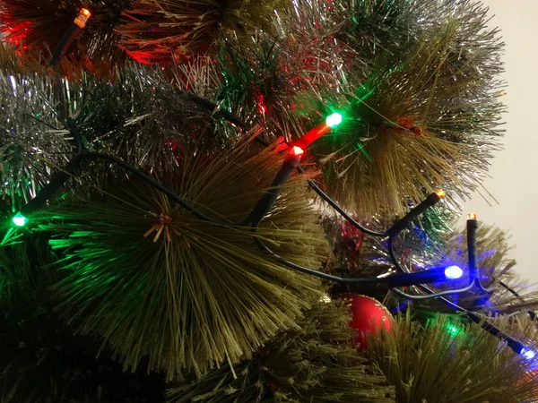 Kleurrijke Kerstverlichting Een Kerstboom — Stockfoto