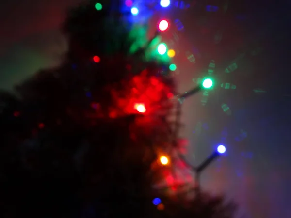 Πολύχρωμα Χριστουγεννιάτικα Φωτάκια Ένα Χριστουγεννιάτικο Δέντρο — Φωτογραφία Αρχείου