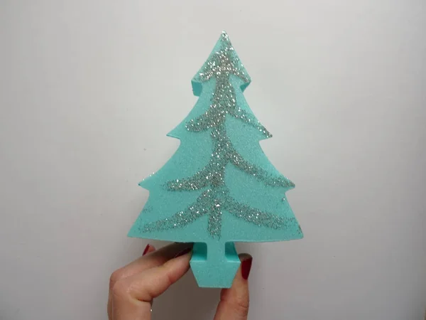 Mano Sosteniendo Una Figura Árbol Navidad Con Brillo Plata — Foto de Stock