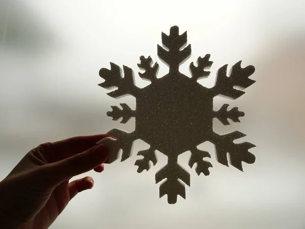 Mano Sosteniendo Una Decoración Copo Nieve Blanco —  Fotos de Stock