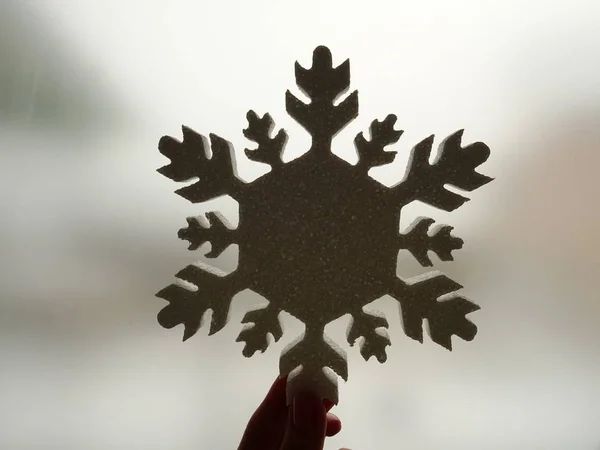 Mano Sosteniendo Una Decoración Copo Nieve Blanco —  Fotos de Stock