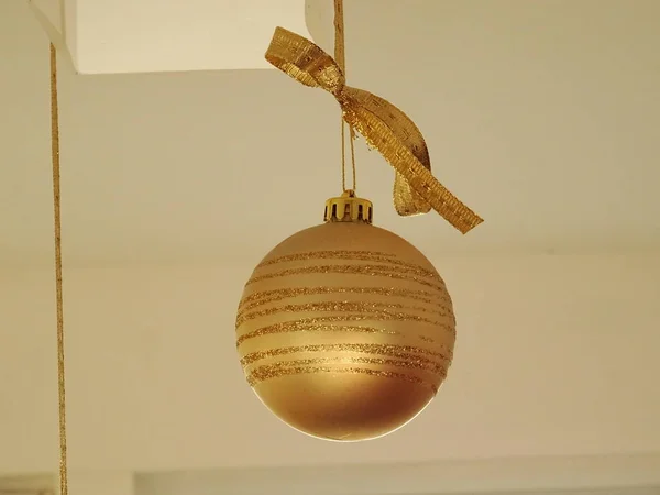 Appendere Golden Albero Natale Palla — Foto Stock