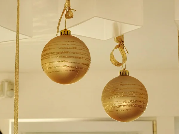 Pendurado Golden Christmas Tree Balls — Fotografia de Stock