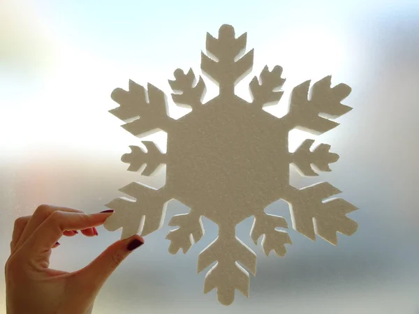 Mano Sosteniendo Una Decoración Copo Nieve Blanco —  Fotos de Stock